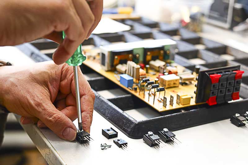 Verstärker Reparatur bei der HiFi ZEILE durch Austausch von defekten Transistoren